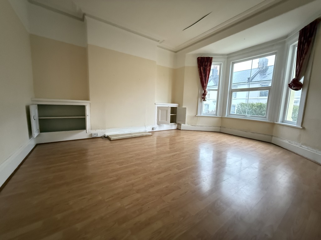 Lot: 79 - SUBSTANTIAL VICTORIAN HOME REQUIRING REFURBISHMENT - Reception room